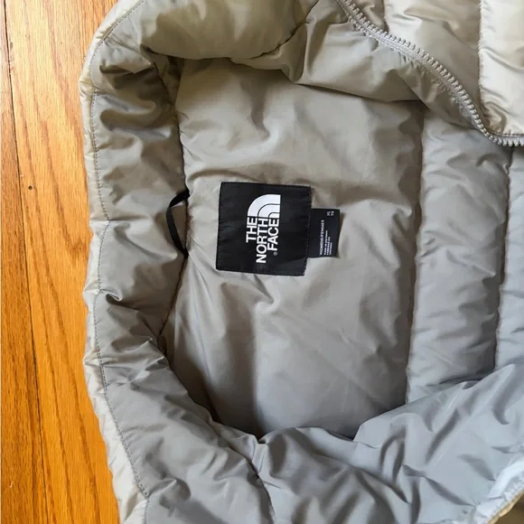 The North Face Women's Light Gray Puffer Jacket - Picture 4 of 4